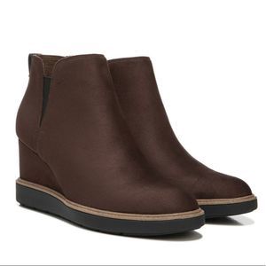 Dr.
Scholl’s Women's Johnnie Wedge Bootie